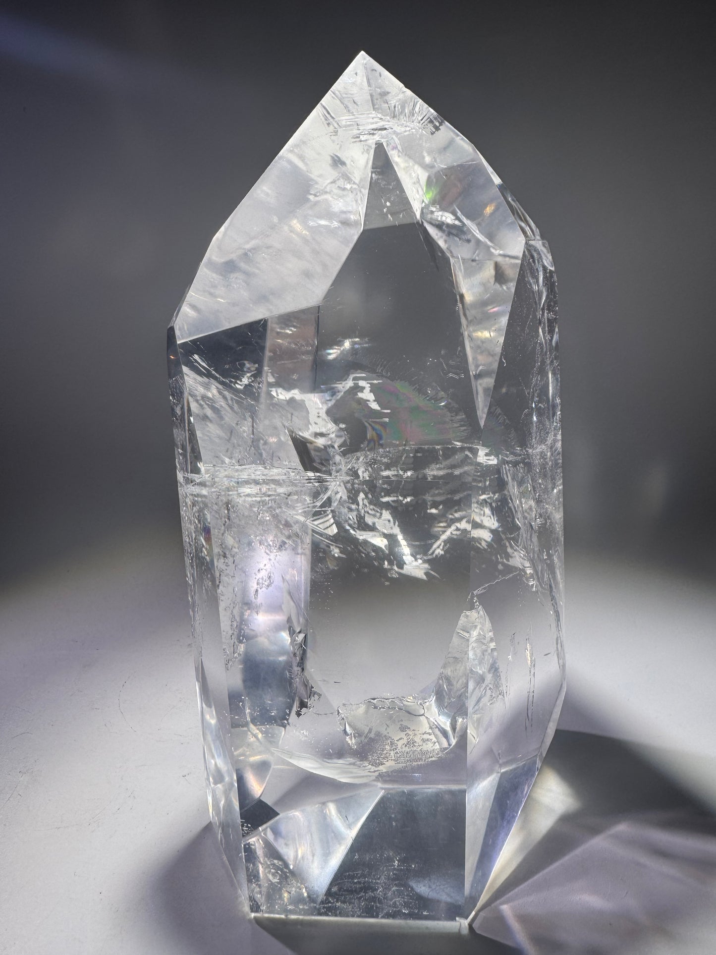 Ultraklare Lemurian Kristallspitze aus Bahia, Brasilien – 19 cm, 1.68 kg – Regenbogen, Feuer & aussergewöhnliche Transparenz