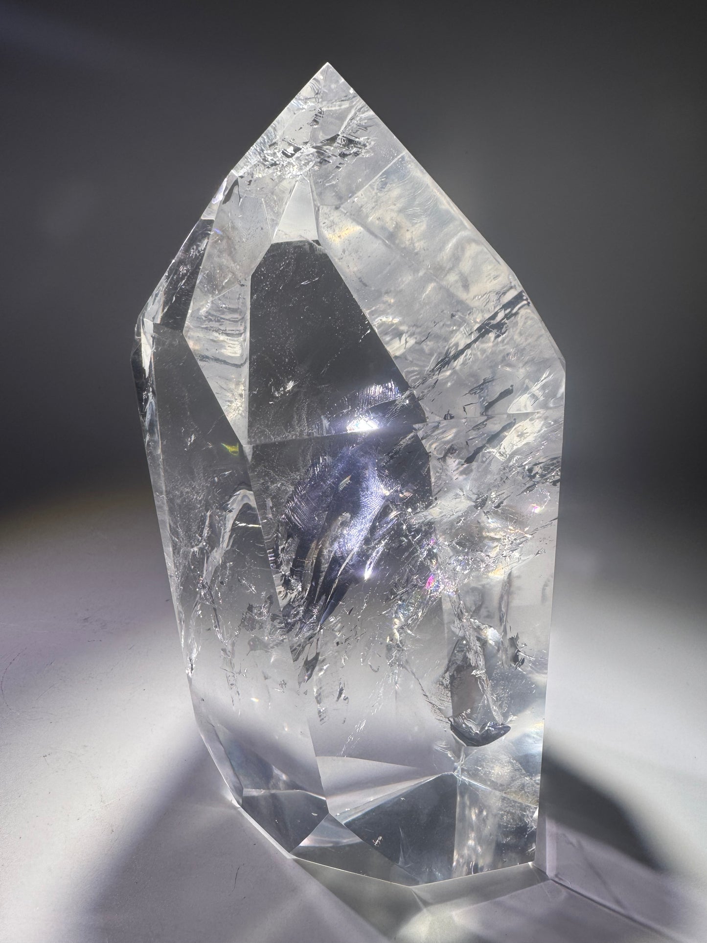 Ultraklare Lemurian Kristallspitze aus Bahia, Brasilien – 19 cm, 1.68 kg – Regenbogen, Feuer & aussergewöhnliche Transparenz