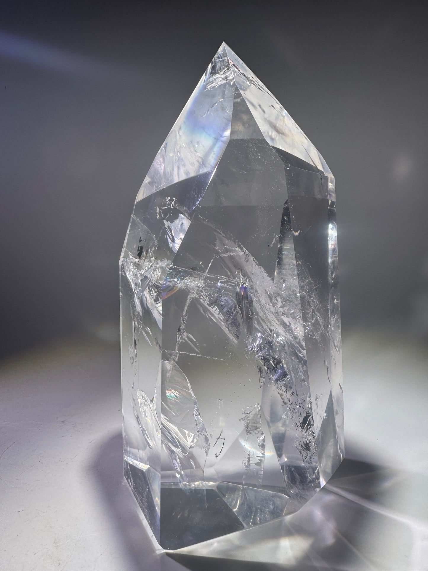 Ultraklare Lemurian Kristallspitze aus Bahia, Brasilien – 19 cm, 1.68 kg – Regenbogen, Feuer & aussergewöhnliche Transparenz