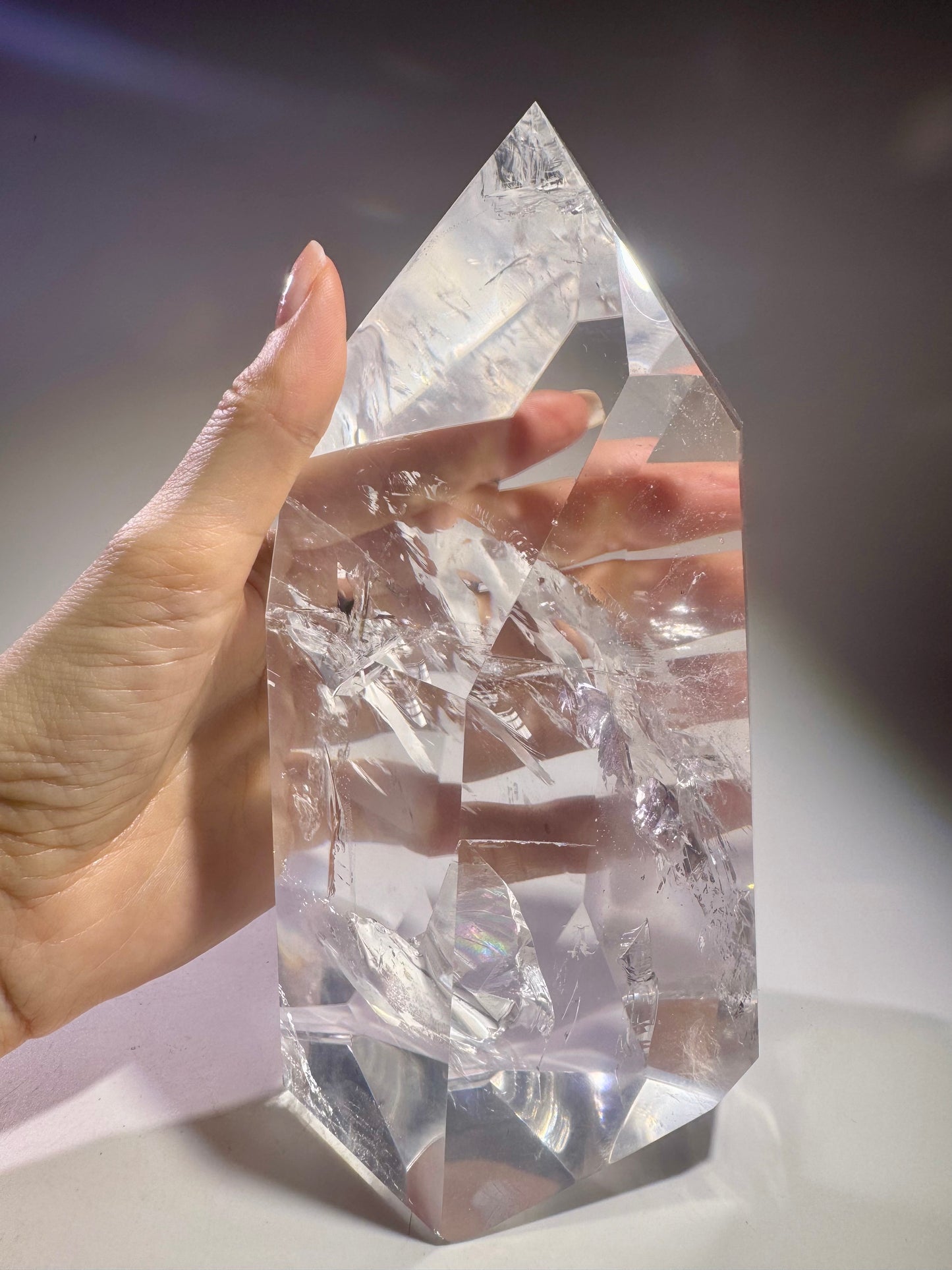 Ultraklare Lemurian Kristallspitze aus Bahia, Brasilien – 19 cm, 1.68 kg – Regenbogen, Feuer & aussergewöhnliche Transparenz