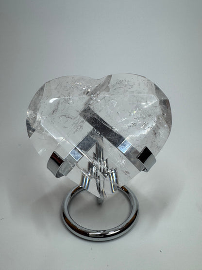 Extra klares facettiertes Bergkristall Herz 💎 – 8,3 cm, 221 g – Edelstein-Herz aus Brasilien mit Lichtspiel