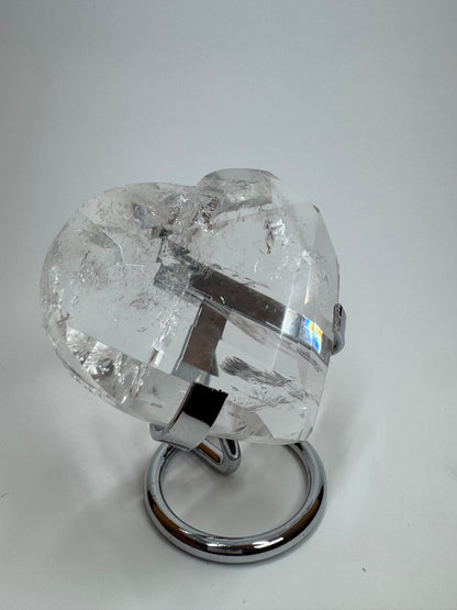 Extra klares facettiertes Bergkristall Herz 💎 – 8,3 cm, 221 g – Edelstein-Herz aus Brasilien mit Lichtspiel