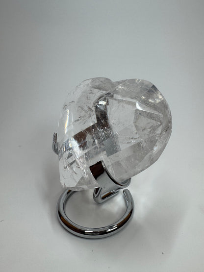 Extra klares facettiertes Bergkristall Herz 💎 – 8,3 cm, 221 g – Edelstein-Herz aus Brasilien mit Lichtspiel