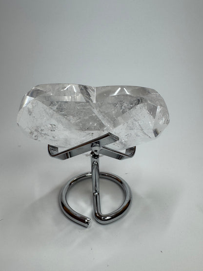 Extra klares facettiertes Bergkristall Herz 💎 – 8,3 cm, 221 g – Edelstein-Herz aus Brasilien mit Lichtspiel