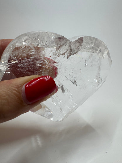 Extra klares facettiertes Bergkristall Herz 💎 – 8,3 cm, 221 g – Edelstein-Herz aus Brasilien mit Lichtspiel