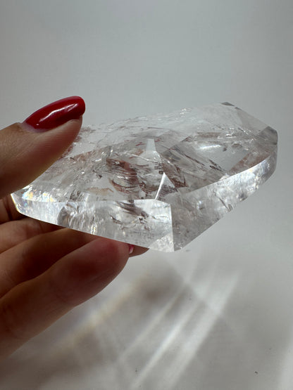 Extra klares facettiertes Bergkristall Herz 💎 – 8,3 cm, 221 g – Edelstein-Herz aus Brasilien mit Lichtspiel