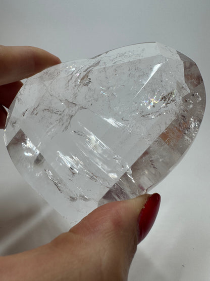 Extra klares facettiertes Bergkristall Herz 💎 – 8,3 cm, 221 g – Edelstein-Herz aus Brasilien mit Lichtspiel