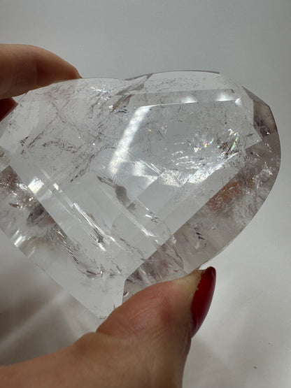 Extra klares facettiertes Bergkristall Herz 💎 – 8,3 cm, 221 g – Edelstein-Herz aus Brasilien mit Lichtspiel