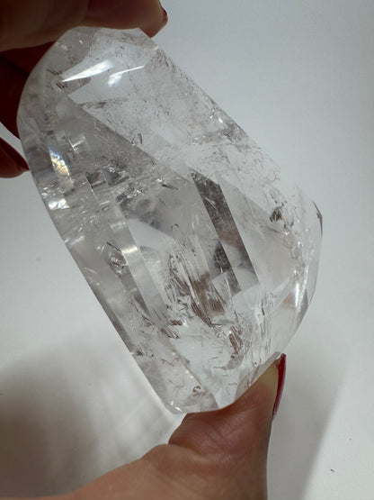 Extra klares facettiertes Bergkristall Herz 💎 – 8,3 cm, 221 g – Edelstein-Herz aus Brasilien mit Lichtspiel
