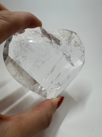 Extra klares facettiertes Bergkristall Herz 💎 – 8,3 cm, 221 g – Edelstein-Herz aus Brasilien mit Lichtspiel