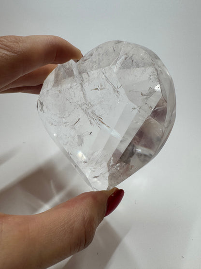 Extra klares facettiertes Bergkristall Herz 💎 – 8,3 cm, 221 g – Edelstein-Herz aus Brasilien mit Lichtspiel