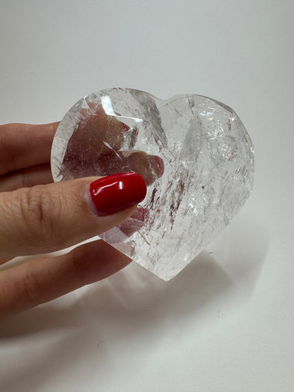 Bezauberndes facettiertes Bergkristall Herz - 7.5cm, 151g