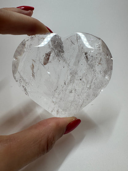 Bezauberndes facettiertes Bergkristall Herz - 7.5cm, 151g