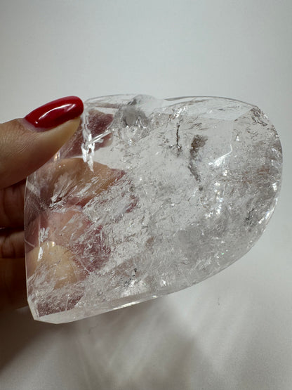 Bezauberndes facettiertes Bergkristall Herz - 7.5cm, 151g