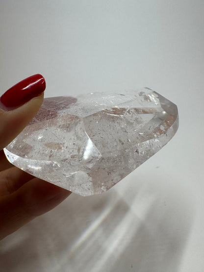 Bezauberndes facettiertes Bergkristall Herz - 7.3cm, 166g