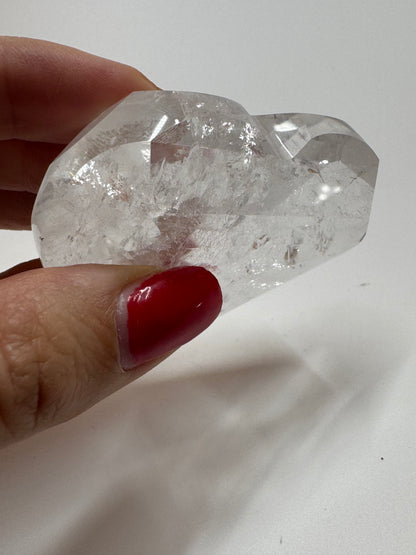 Bezauberndes facettiertes Bergkristall Herz - 6.3cm, 104g