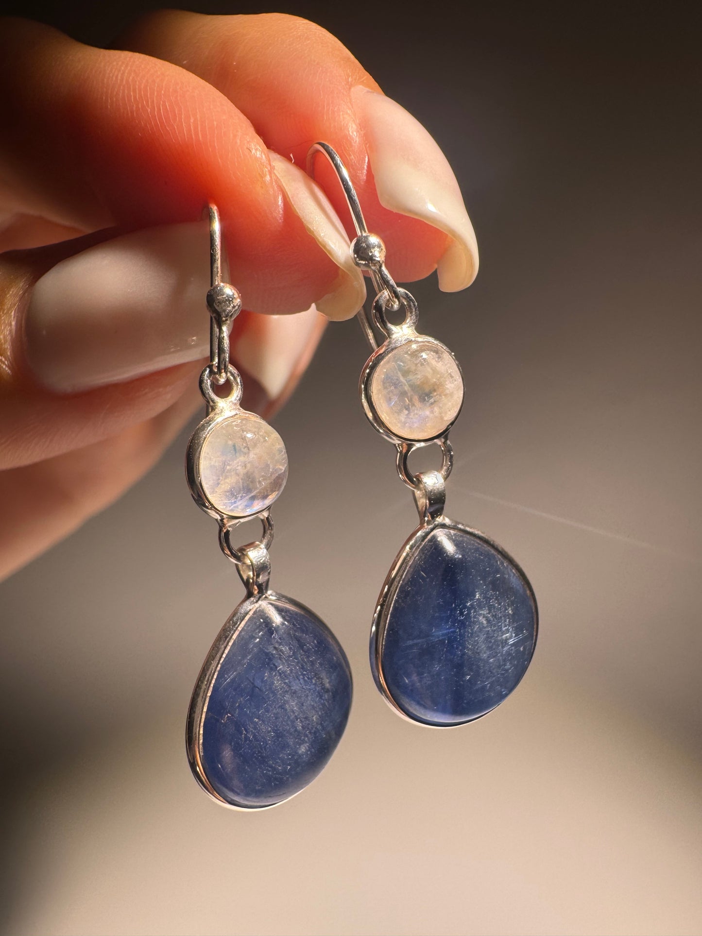 Ohrringe Blauer Kyanit & Rainbow Moonstone 925 Sterling Silber – Handgemachter Edelstein Schmuck