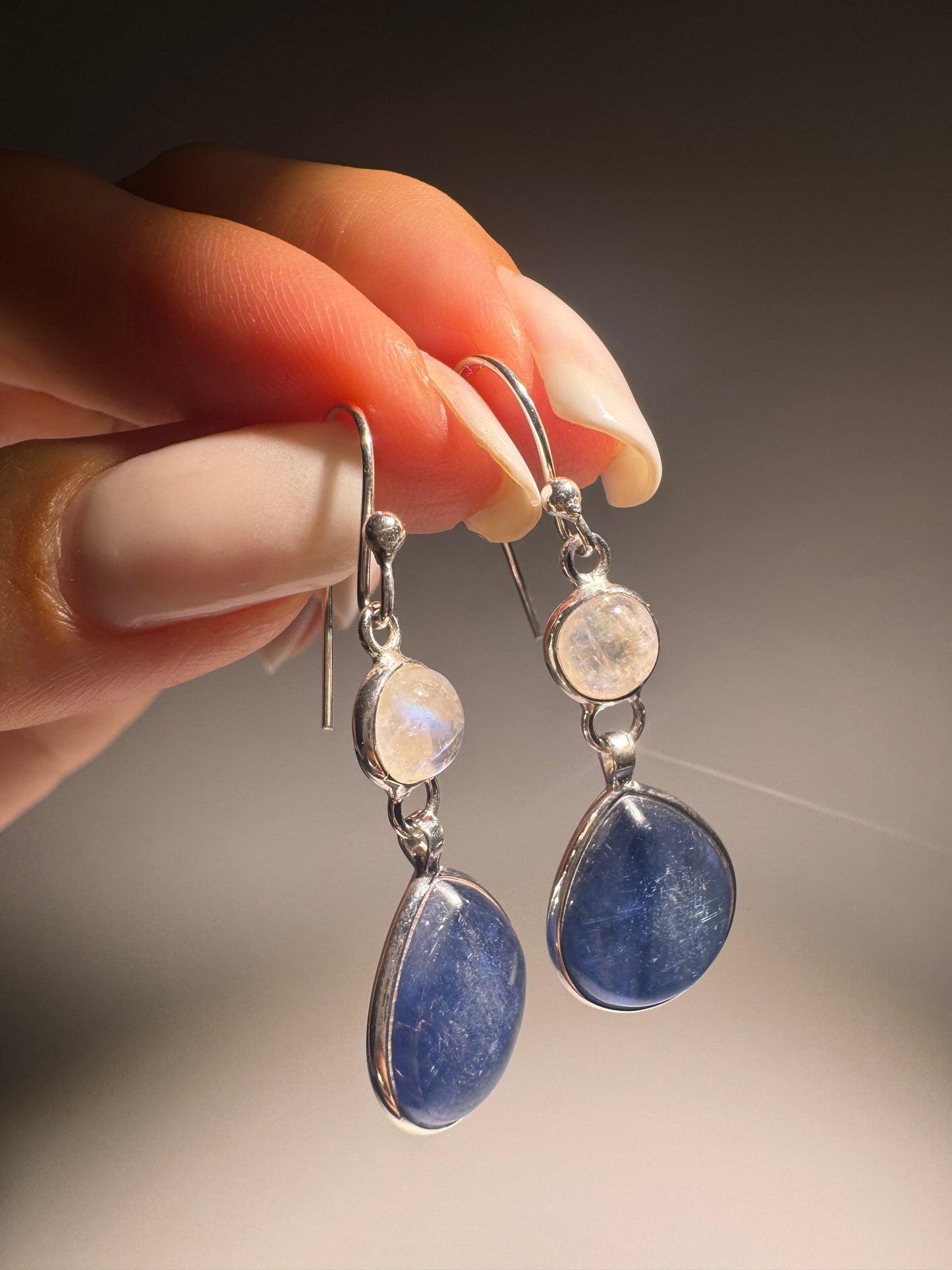 Ohrringe Blauer Kyanit & Rainbow Moonstone 925 Sterling Silber – Handgemachter Edelstein Schmuck