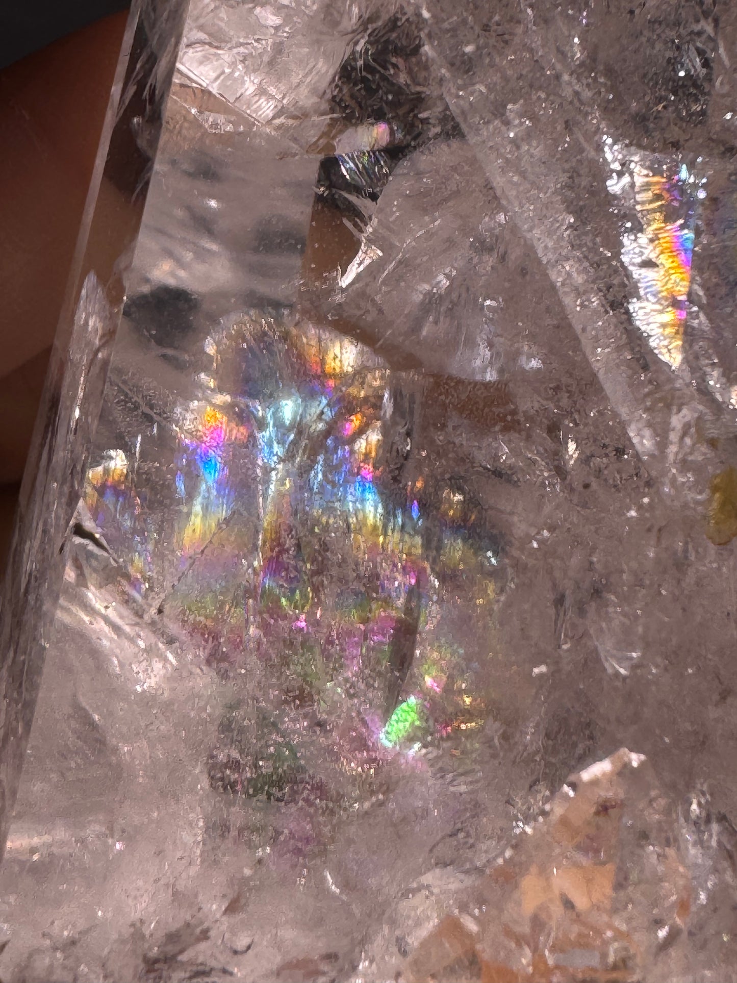 Bergkristall 10.5 cm – voller Regenbogen & magischen Einschlüssen 💎