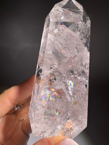 Bergkristall 10.5 cm – voller Regenbogen & magischen Einschlüssen 💎