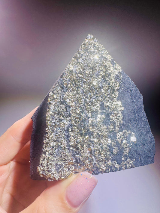 Schungit-Pyramide mit Pyrit Kristallen – 8 cm, 271 g – Schutz vor Strahlung, Glück & Energie, Brasilien Unikat