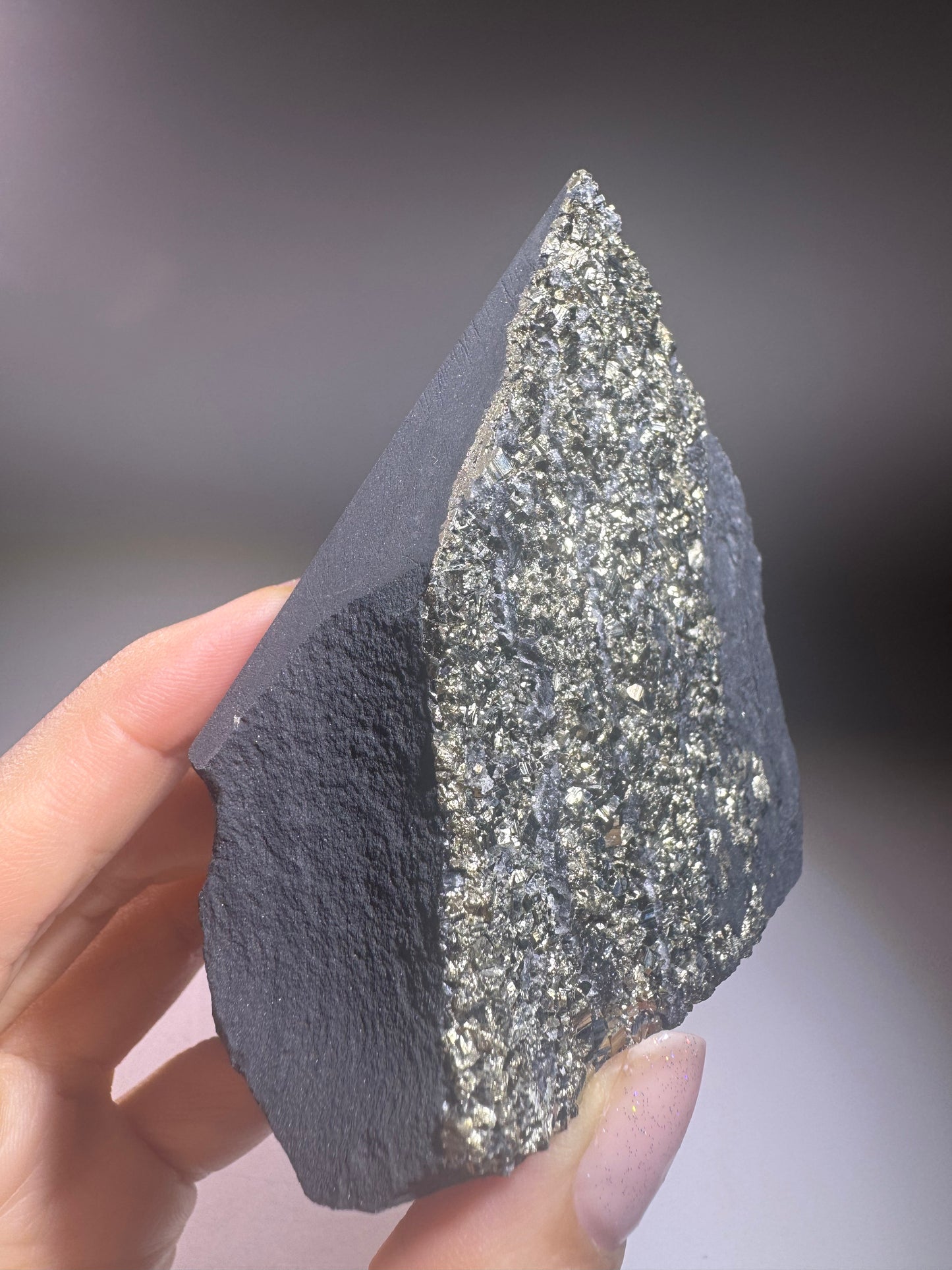 Schungit-Pyramide mit Pyrit Kristallen – 8 cm, 271 g – Schutz vor Strahlung, Glück & Energie, Brasilien Unikat
