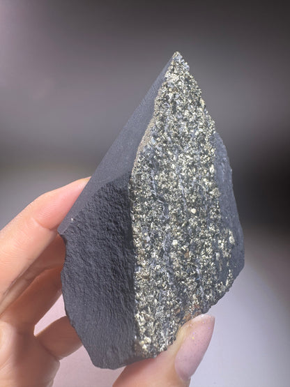 Schungit-Pyramide mit Pyrit Kristallen – 8 cm, 271 g – Schutz vor Strahlung, Glück & Energie, Brasilien Unikat