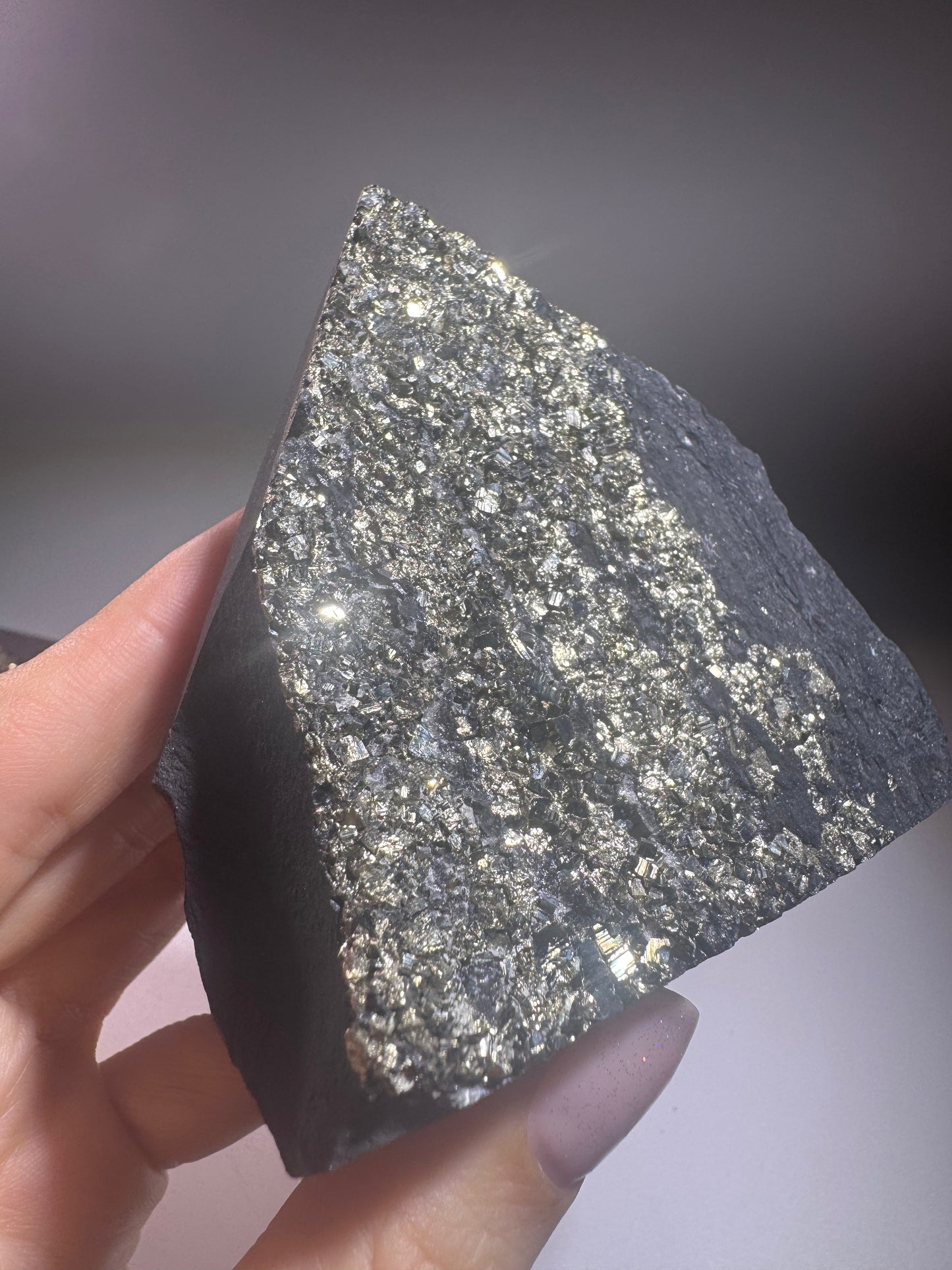 Schungit-Pyramide mit Pyrit Kristallen – 8 cm, 271 g – Schutz vor Strahlung, Glück & Energie, Brasilien Unikat