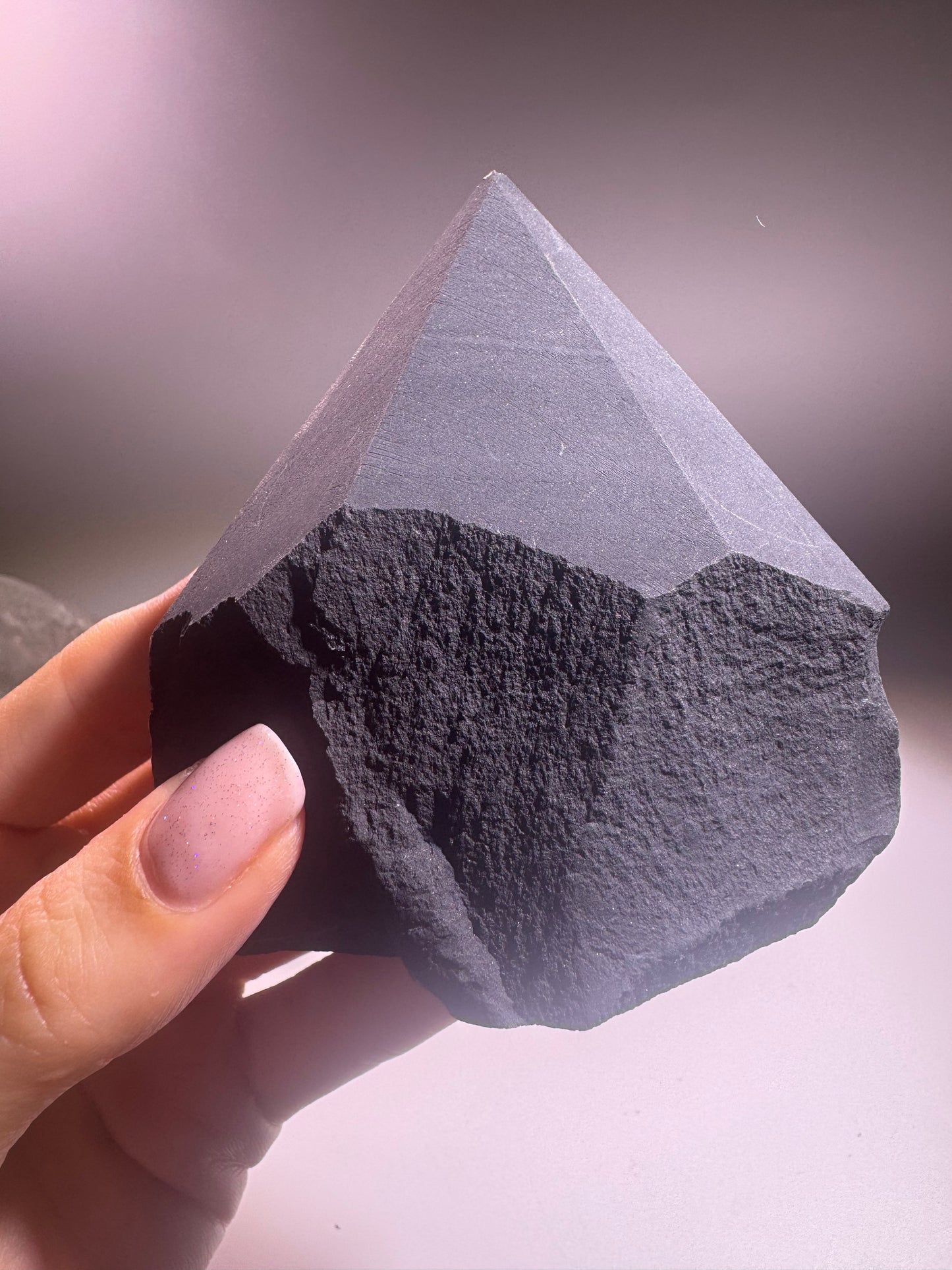 Schungit-Pyramide mit Pyrit Kristallen – 8 cm, 271 g – Schutz vor Strahlung, Glück & Energie, Brasilien Unikat