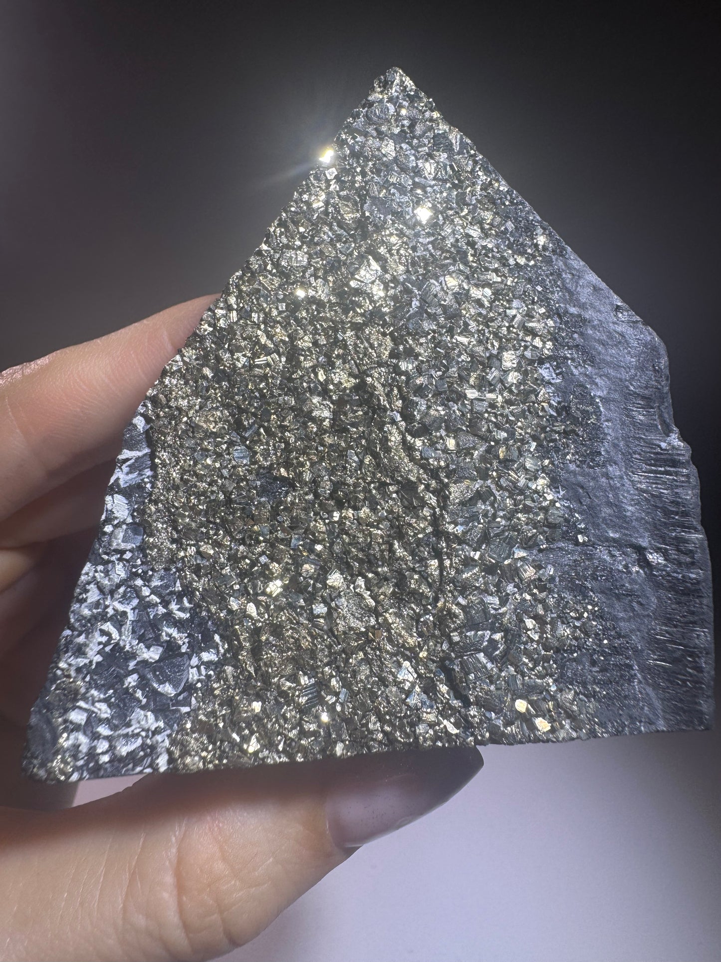 Schungit-Pyramide mit Pyrit Kristallen – 7 cm, 233 g – Schutz, Glück & Energie-Ausgleich, Unikat aus Brasilien
