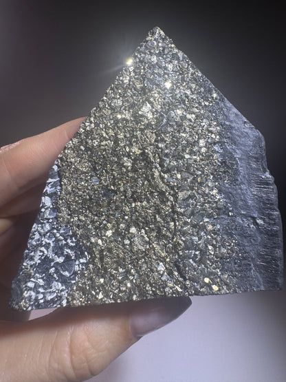 Schungit-Pyramide mit Pyrit Kristallen – 7 cm, 233 g – Schutz, Glück & Energie-Ausgleich, Unikat aus Brasilien