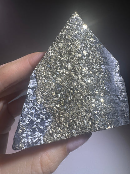 Schungit-Pyramide mit Pyrit Kristallen – 7 cm, 233 g – Schutz, Glück & Energie-Ausgleich, Unikat aus Brasilien