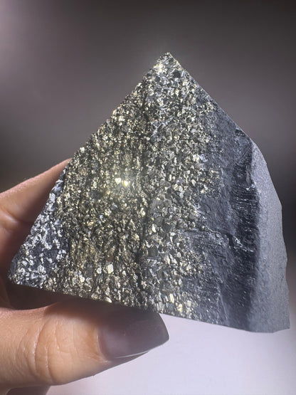 Schungit-Pyramide mit Pyrit Kristallen – 7 cm, 233 g – Schutz, Glück & Energie-Ausgleich, Unikat aus Brasilien