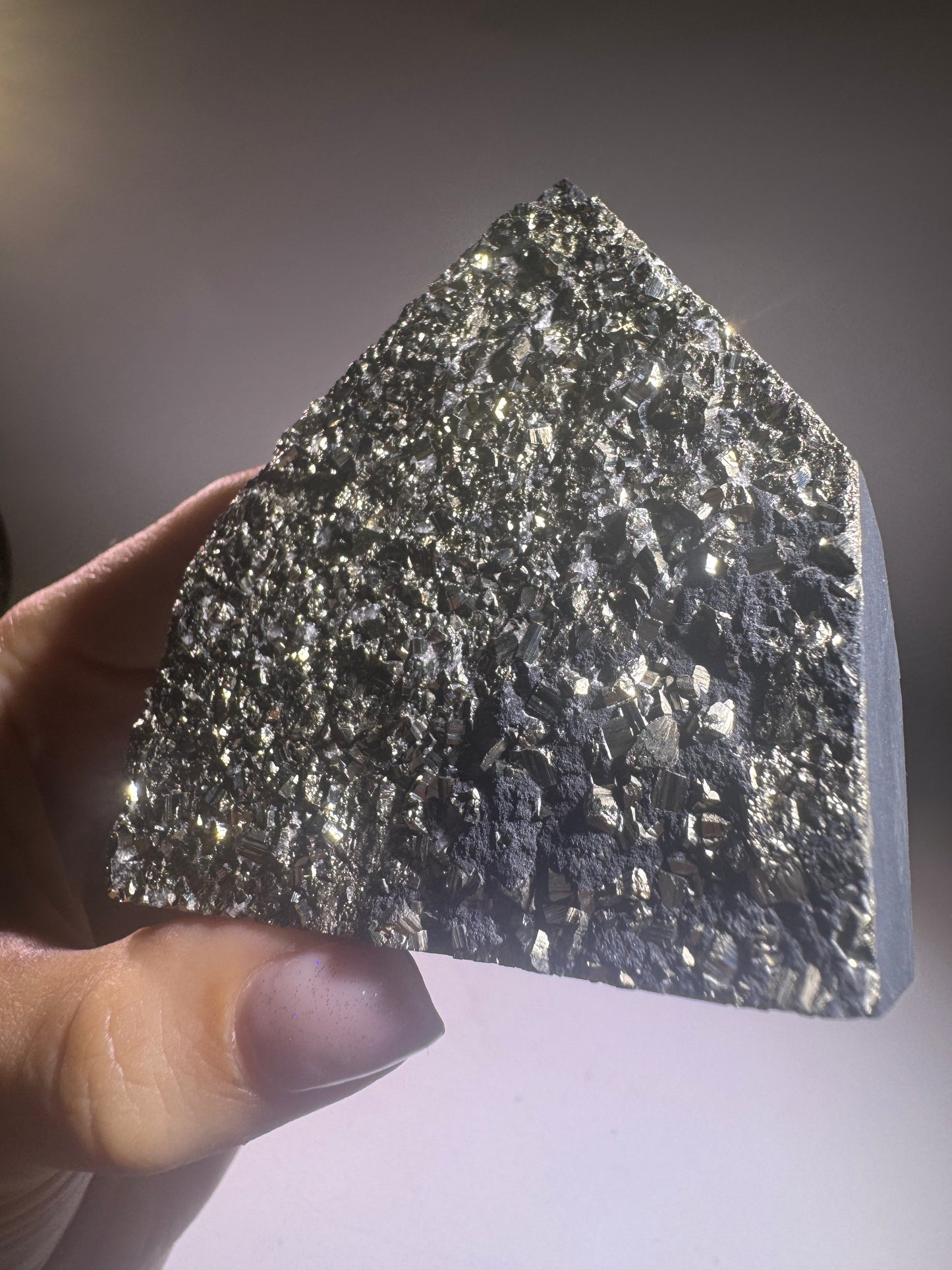Schungit-Pyramide mit Pyrit Kristallen – 7 cm, 199 g – Schutz & Glück, energetischer Ausgleich, Unikat aus Brasilien