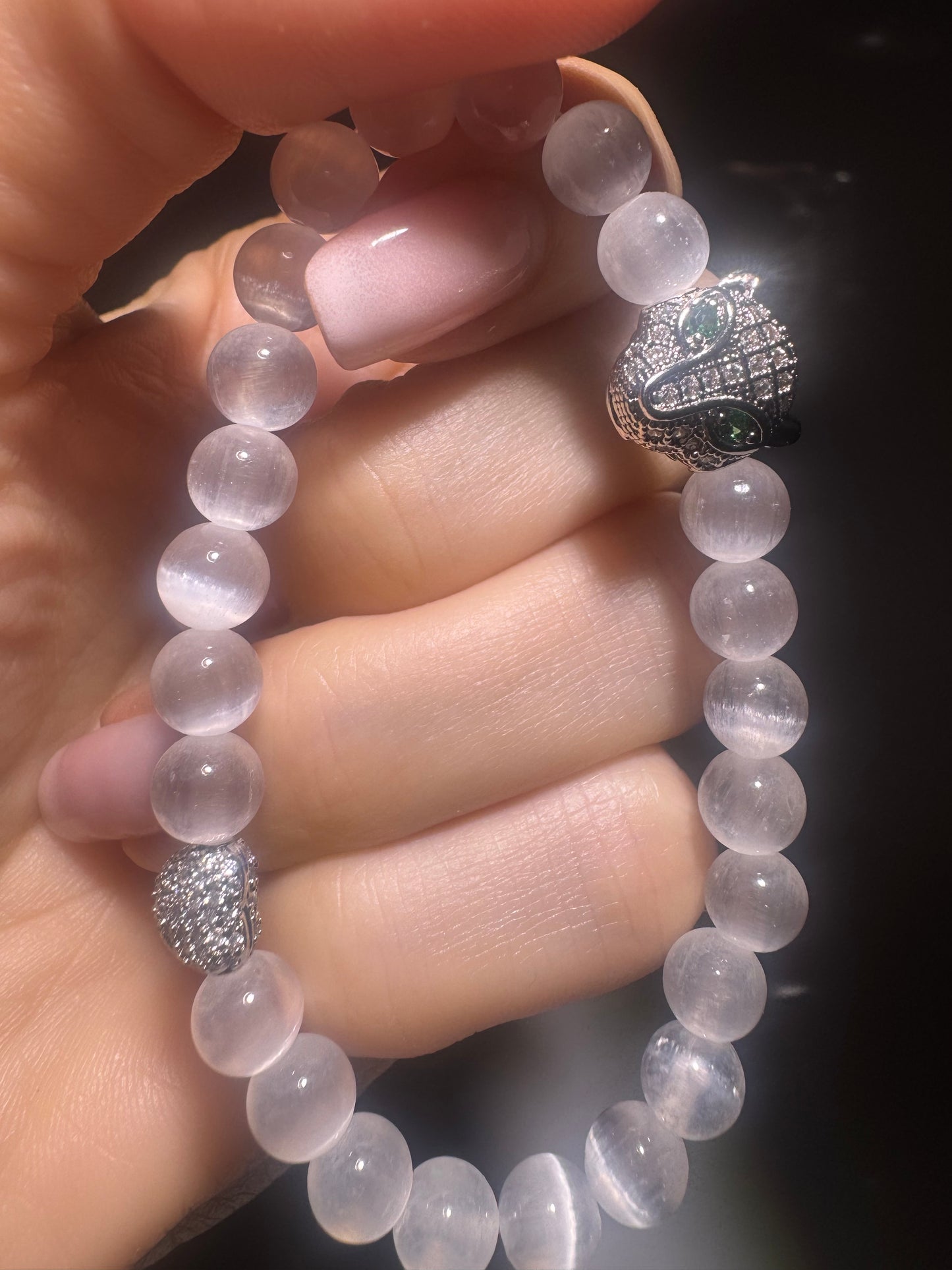 Elegantes Selenit-Armband mit Pantherkopf & funkelndem Herz
