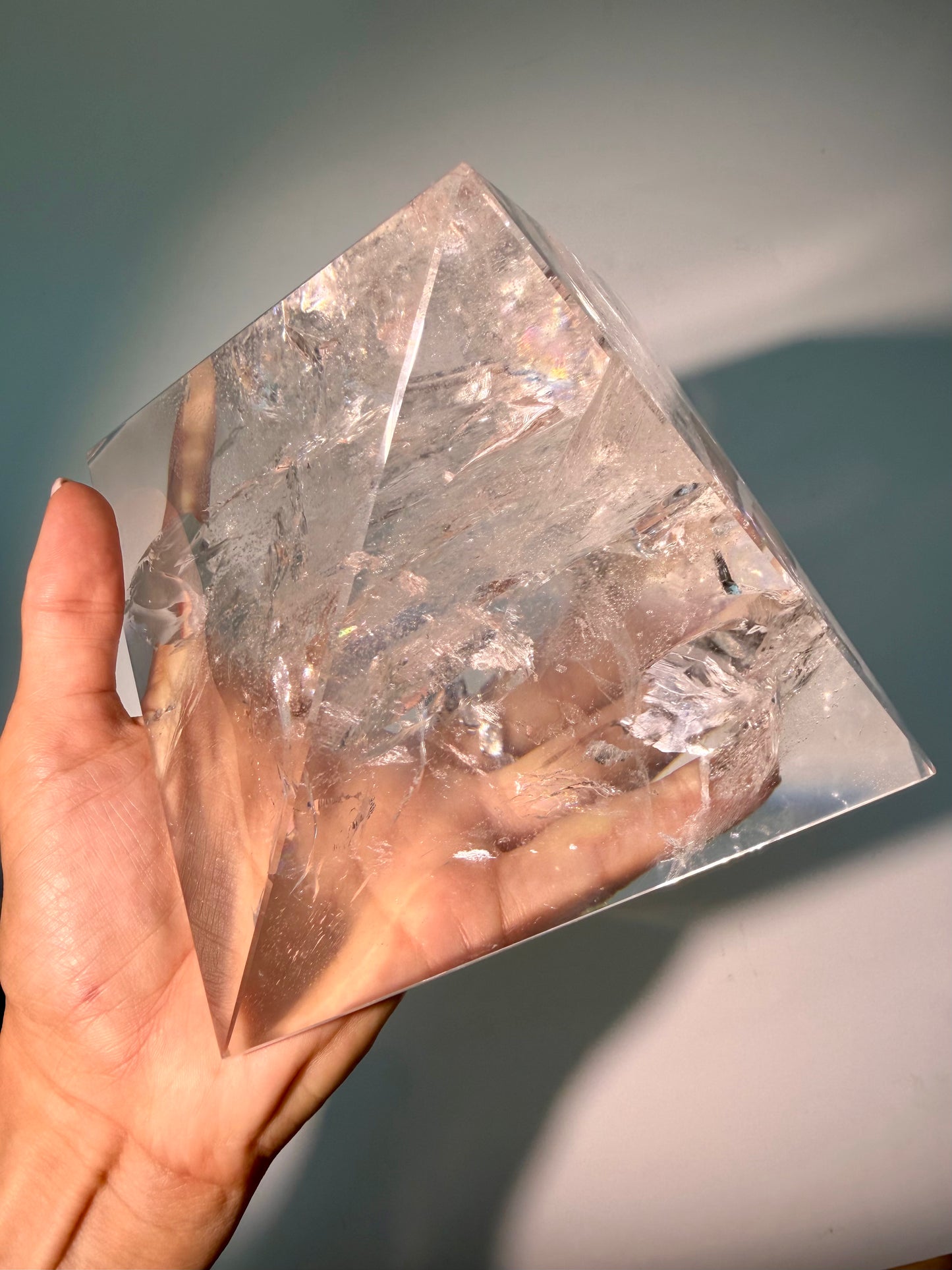 Lemurian Bergkristall-Pyramide XXL mit Regenbogen ✨ 14.2 x 14.2 x 10.5 cm | 2.19 kg