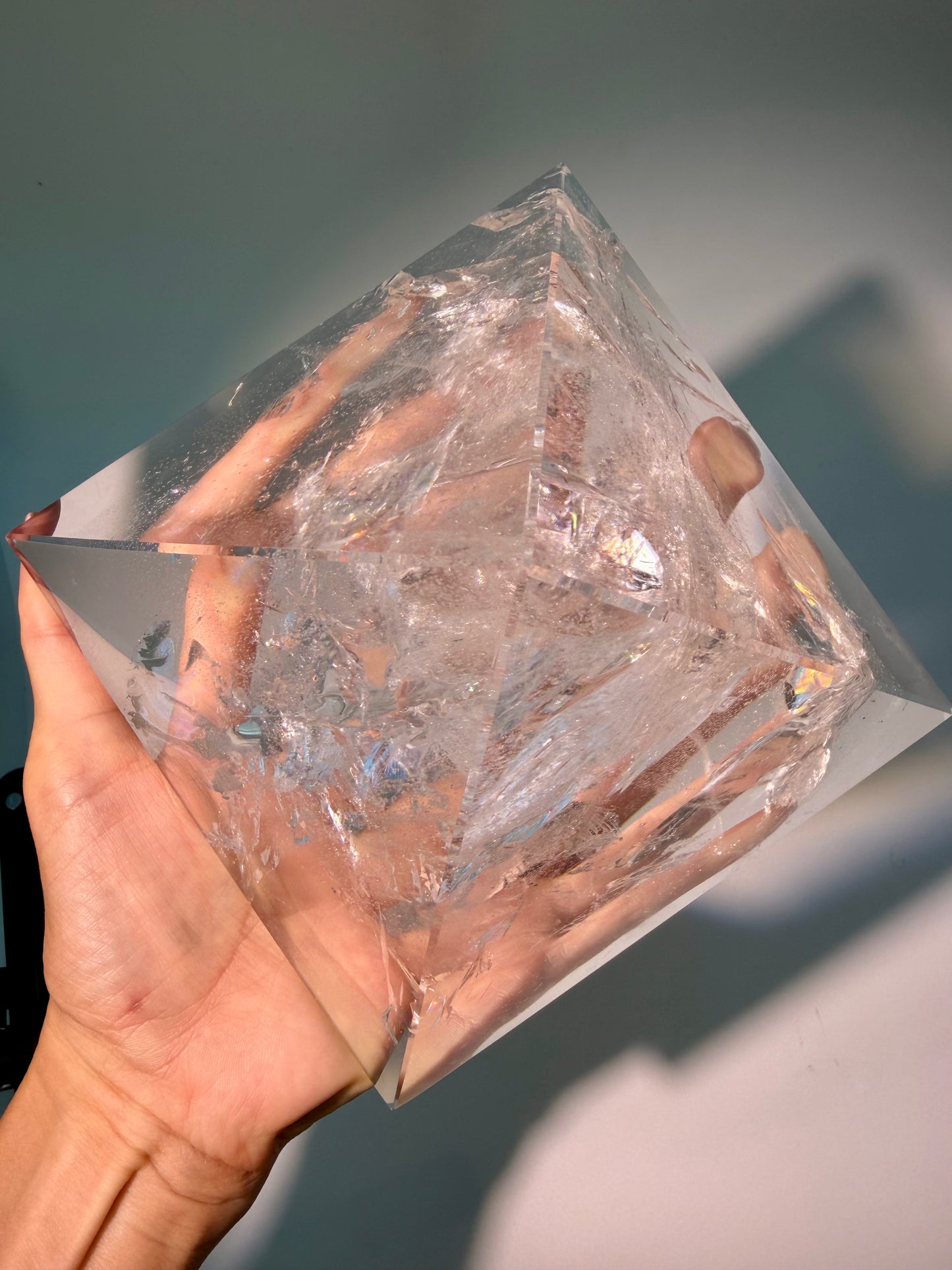 Lemurian Bergkristall-Pyramide XXL mit Regenbogen ✨ 14.2 x 14.2 x 10.5 cm | 2.19 kg
