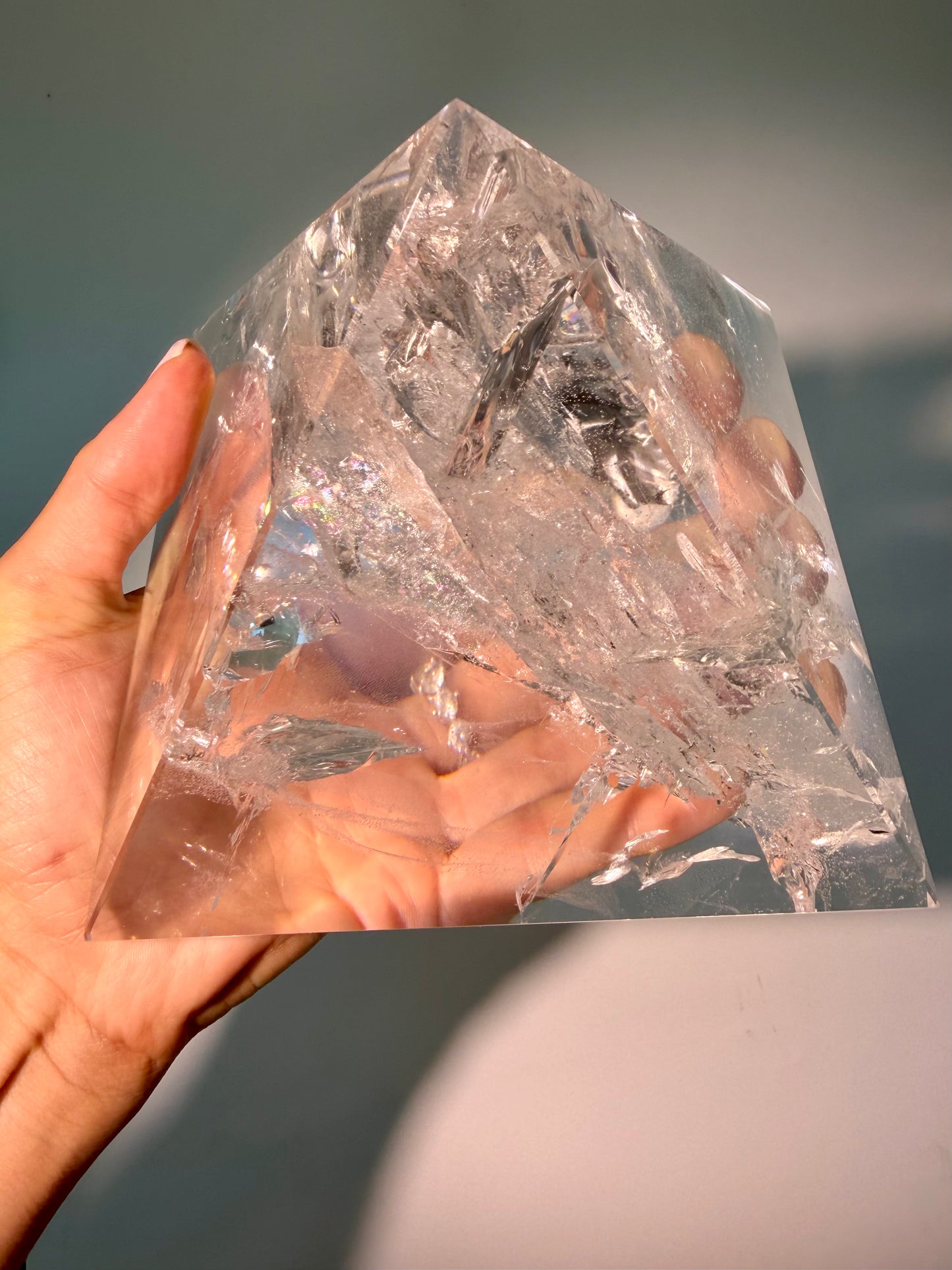 Lemurian Bergkristall-Pyramide XXL mit Regenbogen ✨ 14.2 x 14.2 x 10.5 cm | 2.19 kg