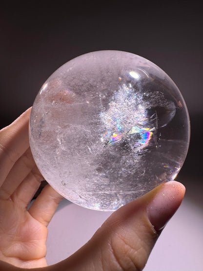 Ultra klare Bergkristall-Kugel mit Regenbogen – 7.2 cm, 540 g – Meisterqualität mit Holzständer, Unikat aus Brasilien