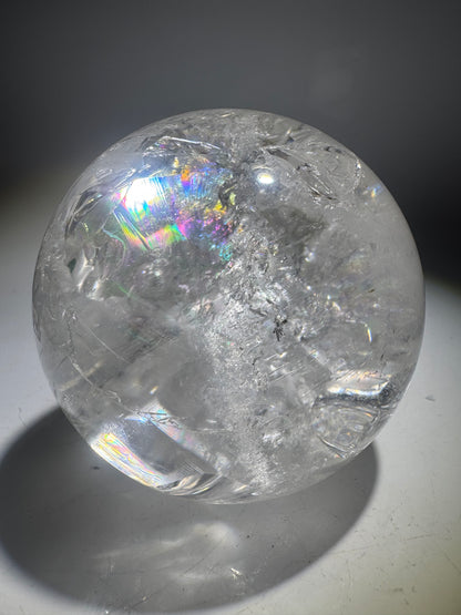Bergkristallkugel 8 cm – Klarheit, Regenbogen & faszinierende Einschlüsse 💎