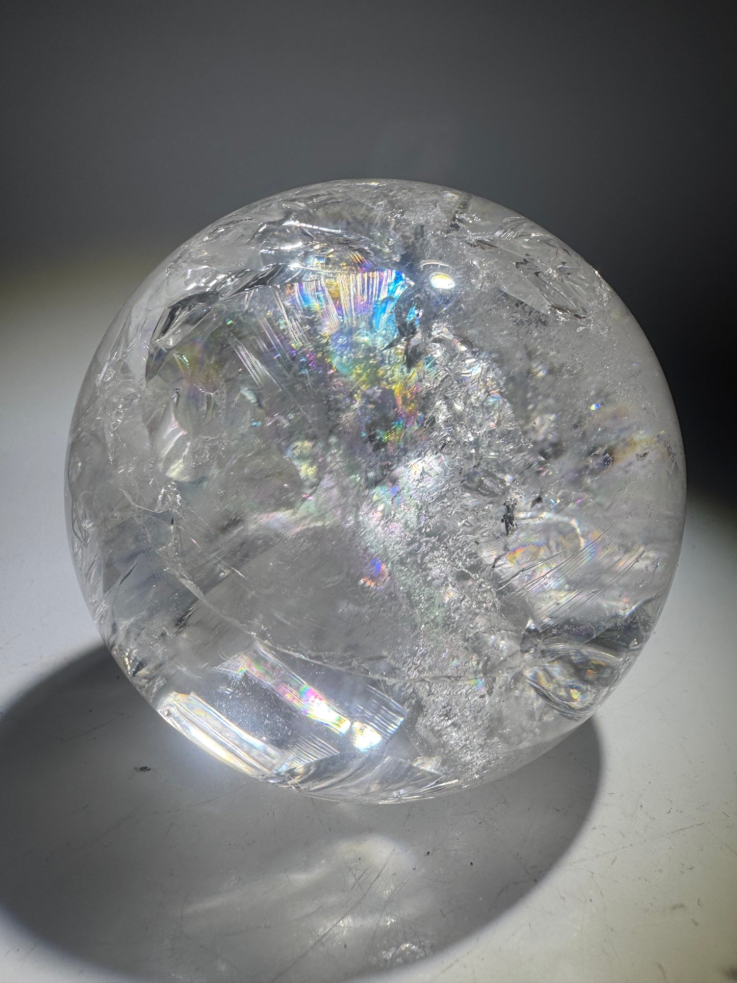 Bergkristallkugel 8 cm – Klarheit, Regenbogen & faszinierende Einschlüsse 💎