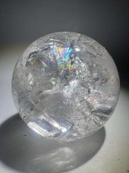 Bergkristallkugel 8 cm – Klarheit, Regenbogen & faszinierende Einschlüsse 💎