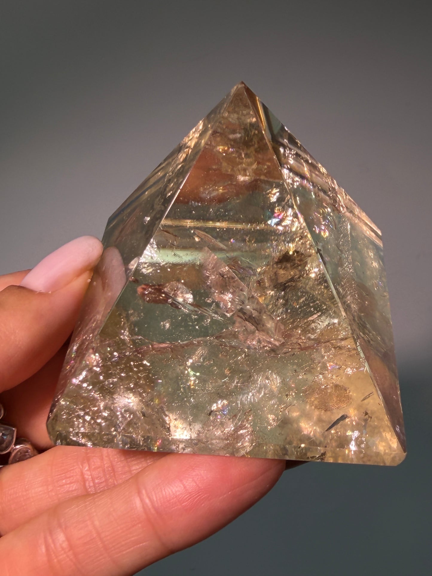 Citrin Pyramide mit Regenbogen – 5,5 × 5,5 × 5 cm | 162 g
