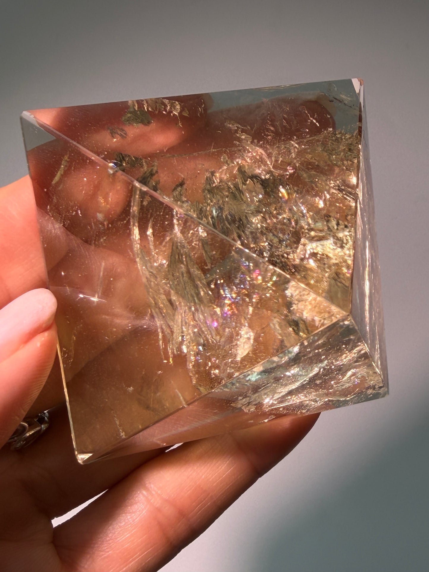 Citrin Pyramide mit Regenbogen – 5,5 × 5,5 × 5 cm | 162 g