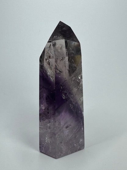 Exklusive klare Phantom Amethyst Spitze mit Regenbogen - 8.5cm