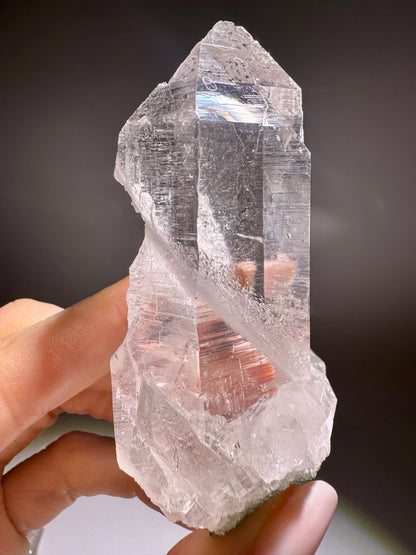 Ultraklare Himalaya-Quarzspitze 9 cm – Gletscherklar & mit funkelndem Hämatit