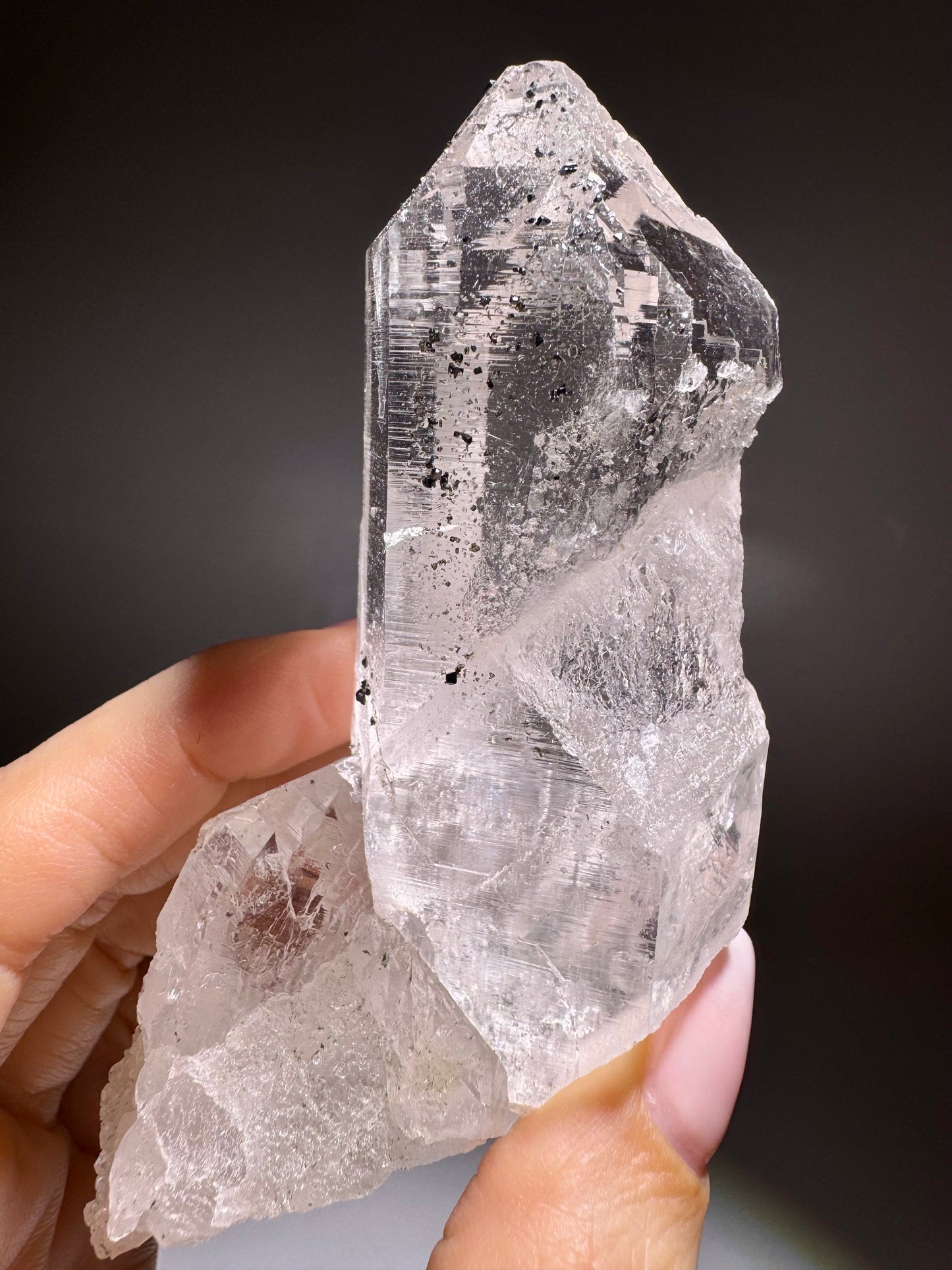 Ultraklare Himalaya-Quarzspitze 9 cm – Gletscherklar & mit funkelndem Hämatit