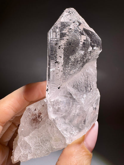 Ultraklare Himalaya-Quarzspitze 9 cm – Gletscherklar & mit funkelndem Hämatit