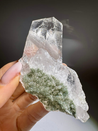 Ultraklare Himalaya-Quarzspitze 9 cm – Gletscherklar & mit funkelndem Hämatit