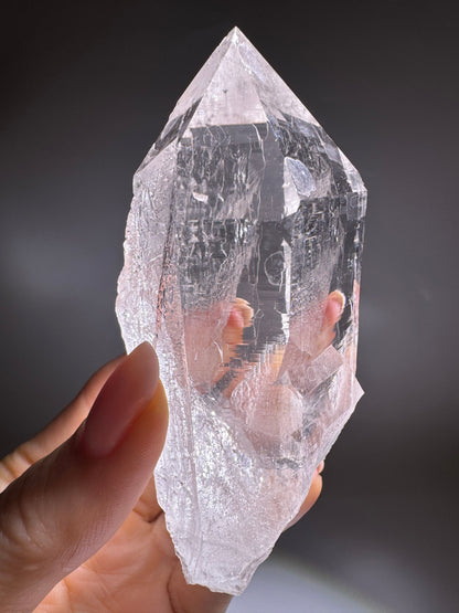 Ultraklare Himalaya-Quarzspitze 9.4 cm – Gletscherklar & mit lemurischen Linien